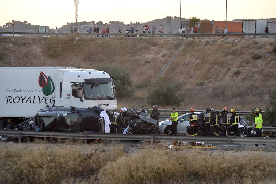 Cuatro de las víctimas formaban parte de una misma familia, vecina de Elche. Los testigos aseguran que un tráiler arrolló a varios coches que estaban parados por una retención en la A-7