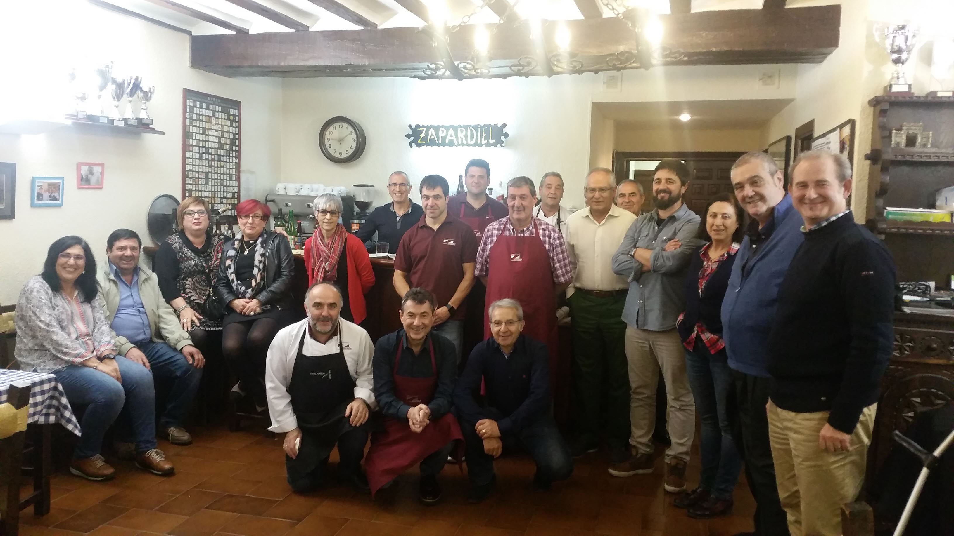Foto de familia de la sociedad gastronómica Zapardiel, en Vitoria