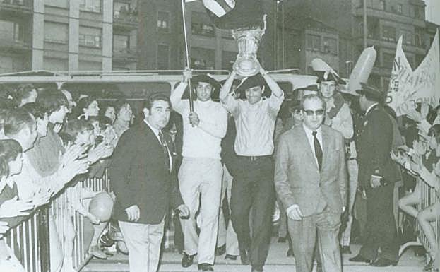Imagen principal - 1972. Recibimiento en el Ayuntamiento tras el ascenso a Segunda. | Dani, Benito... Un Barakaldo que daba miedo. | Manolo Sarabia en la temporada 1977-78 en Lasesarre.