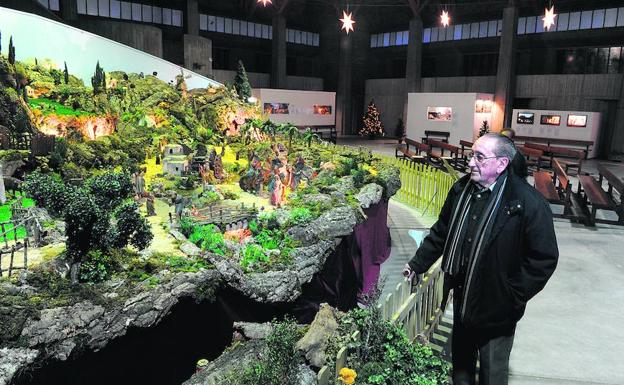 Luis María Sánchez Iñigo contempla el belén de San Francisco.