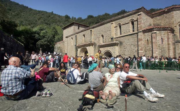 Un grupo de peregrinos descansa a las puertas del monasterio.