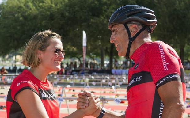 El ciclista Miguel Induráin y la nadadora Mireia Belmonte se saludan en el Santander Triatlón Series celebrado en Sevilla.