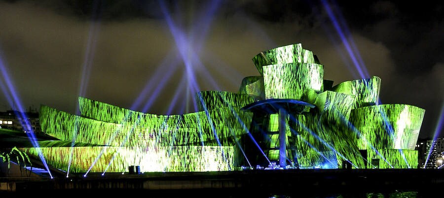 Los juegos de luces e imágenes proyectadas en la fachada norte del museo se combinan con la música compuesta al efecto por Nick Powell