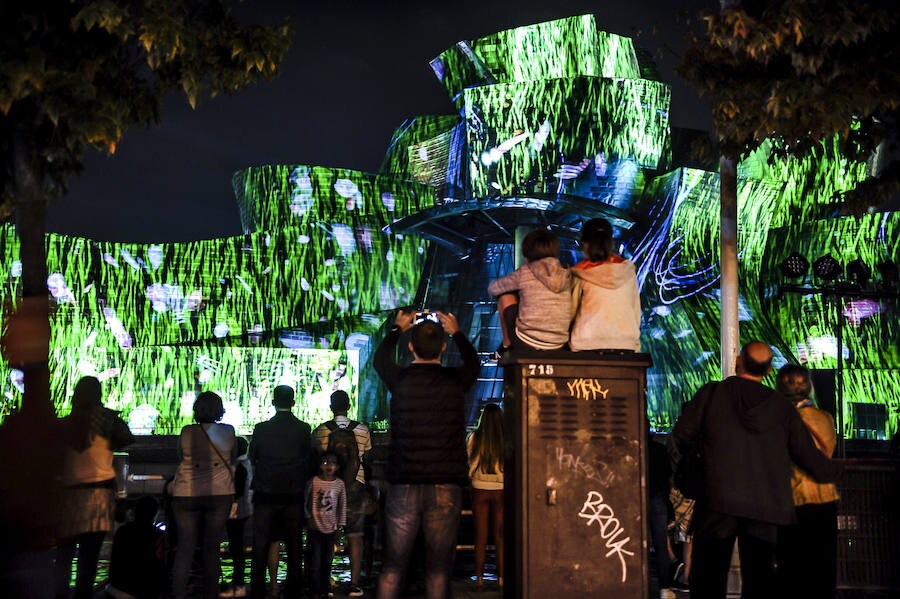 Los juegos de luces e imágenes proyectadas en la fachada norte del museo se combinan con la música compuesta al efecto por Nick Powell