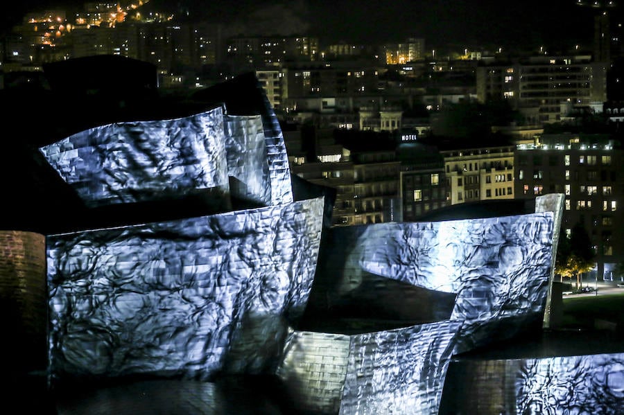 Los juegos de luces e imágenes proyectadas en la fachada norte del museo se combinan con la música compuesta al efecto por Nick Powell