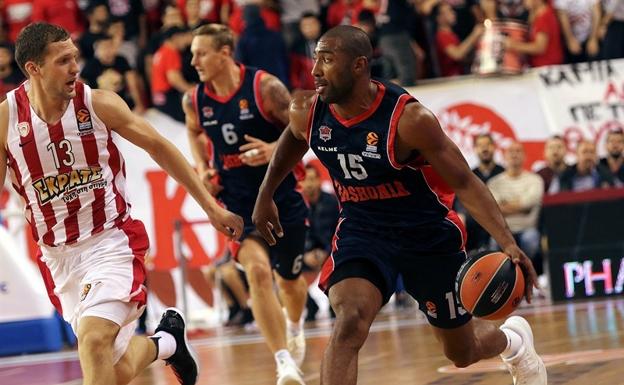 El baskonista Granger conduce el balón ante la mirada de Janis Strelnieks.