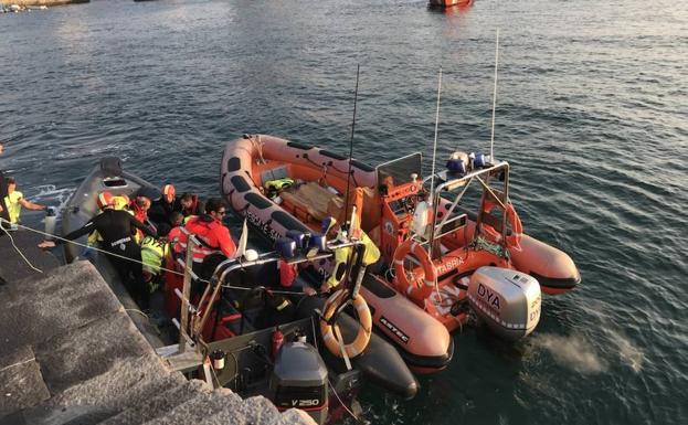 Los equipos de rescate recuperan el cuerpo del fallecido.