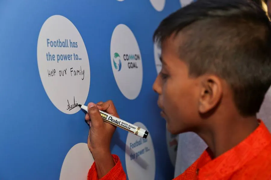 El Museo Nacional del Fútbol de Mánchester acoge una exposición con las fotografías que inspiraron al futbolista español para implicarse en el proyecto solidario 'Common Goal', un fondo colectivo que utiliza el fútbol como herramienta de cambio.