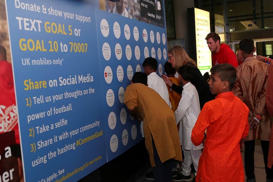 El Museo Nacional del Fútbol de Mánchester acoge una exposición con las fotografías que inspiraron al futbolista español para implicarse en el proyecto solidario 'Common Goal', un fondo colectivo que utiliza el fútbol como herramienta de cambio.