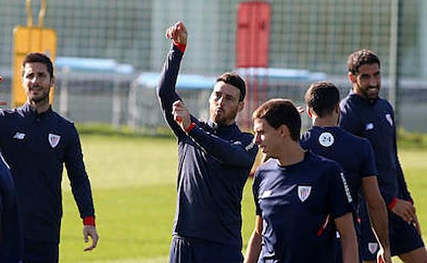 Aduriz estuvo especialmente alegre ayer en Lezama.