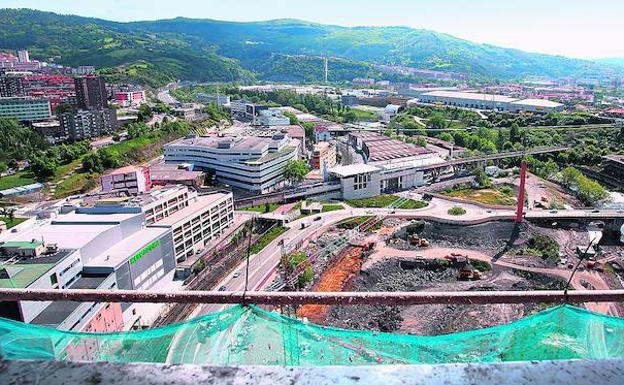 Panorámica de Bolueta desde lo alto de la torre que se construye en la actualidad, con los montes Avril y Ganguren al fondo.