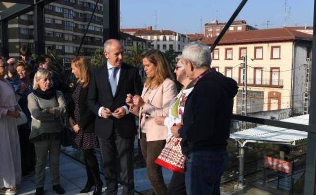 El portavoz del Gobierno vasco, Josu Erkoreka, y la alcaldesa de Barakaldo, Amaia del Campo, han presidido la inauguración.