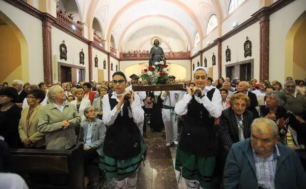 Ainhoa Herrero, María José Seoane, Ander García de Cortázar y Julen Cirión portaron al santo. 