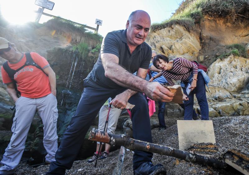 Medio centenar de interesados en la geología, la arqueología y la paleontología visitaron este sábado esta costa tan espectacular y pudieron recrear la vida de hace millones de años