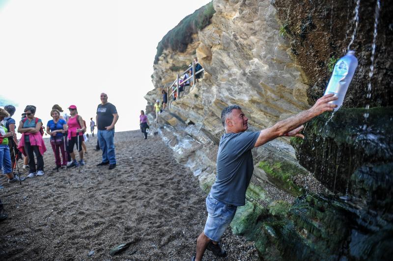 Medio centenar de interesados en la geología, la arqueología y la paleontología visitaron este sábado esta costa tan espectacular y pudieron recrear la vida de hace millones de años