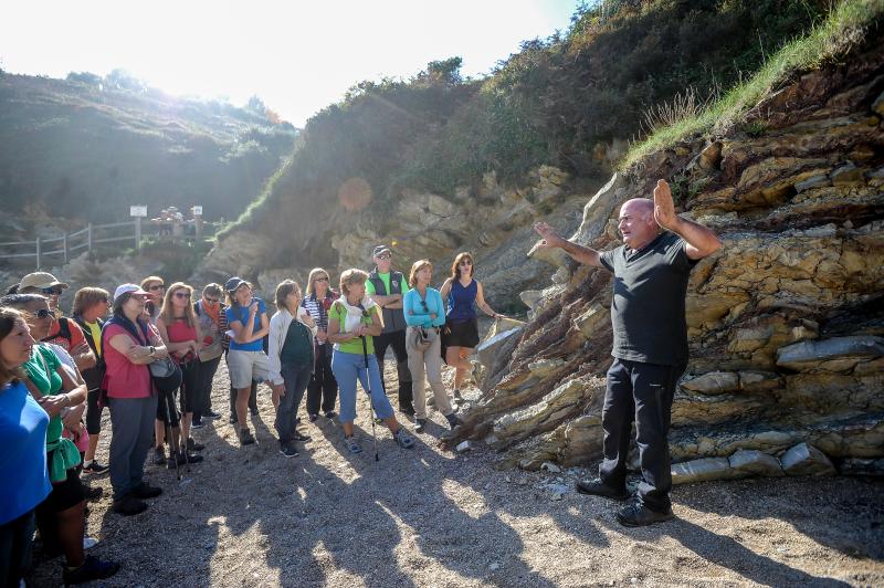 Medio centenar de interesados en la geología, la arqueología y la paleontología visitaron este sábado esta costa tan espectacular y pudieron recrear la vida de hace millones de años