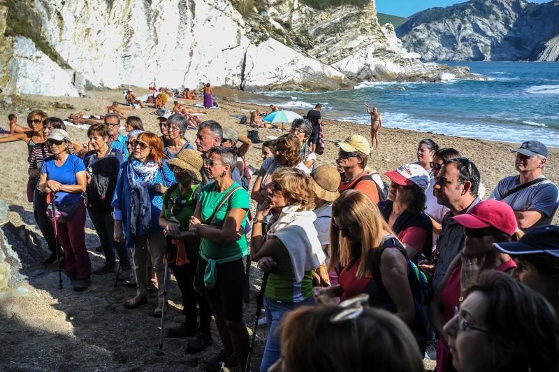 Medio centenar de interesados en la geología, la arqueología y la paleontología visitaron este sábado esta costa tan espectacular y pudieron recrear la vida de hace millones de años