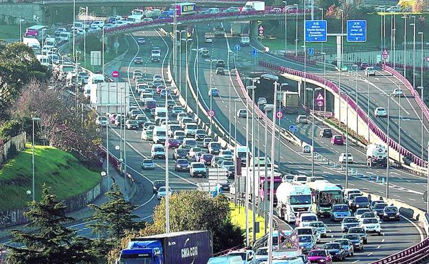 Atasco de tráfico en el acceso al puente de Rontegi a primera hora de la mañana. 