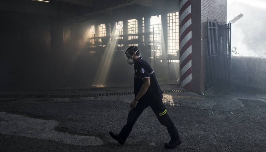 Varias dotaciones de los Bomberos de Bilbao han sofocado las llamas, que han provocado una densa humareda 