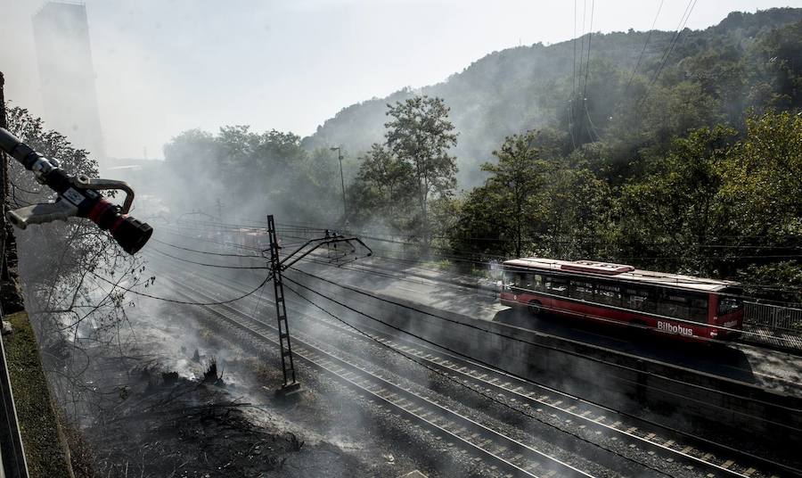 Varias dotaciones de los Bomberos de Bilbao han sofocado las llamas, que han provocado una densa humareda 