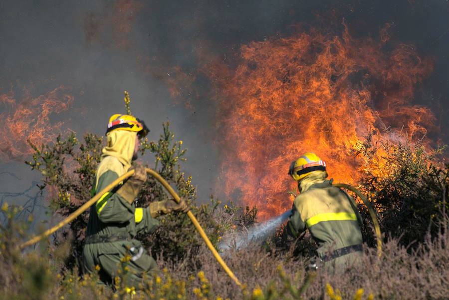 Las llamas avanzan sin control y amenazan casas en Pontevedra, Ourense y Lugo. Vecinos salen a la calle cargados de cubos para ayudar a los bomberos a sofocar las llamas