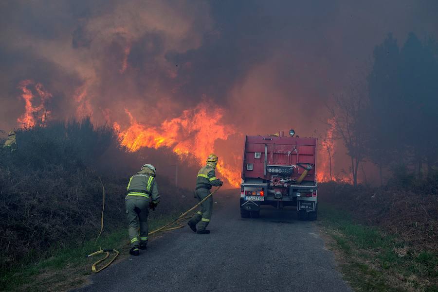 Las llamas avanzan sin control y amenazan casas en Pontevedra, Ourense y Lugo. Vecinos salen a la calle cargados de cubos para ayudar a los bomberos a sofocar las llamas