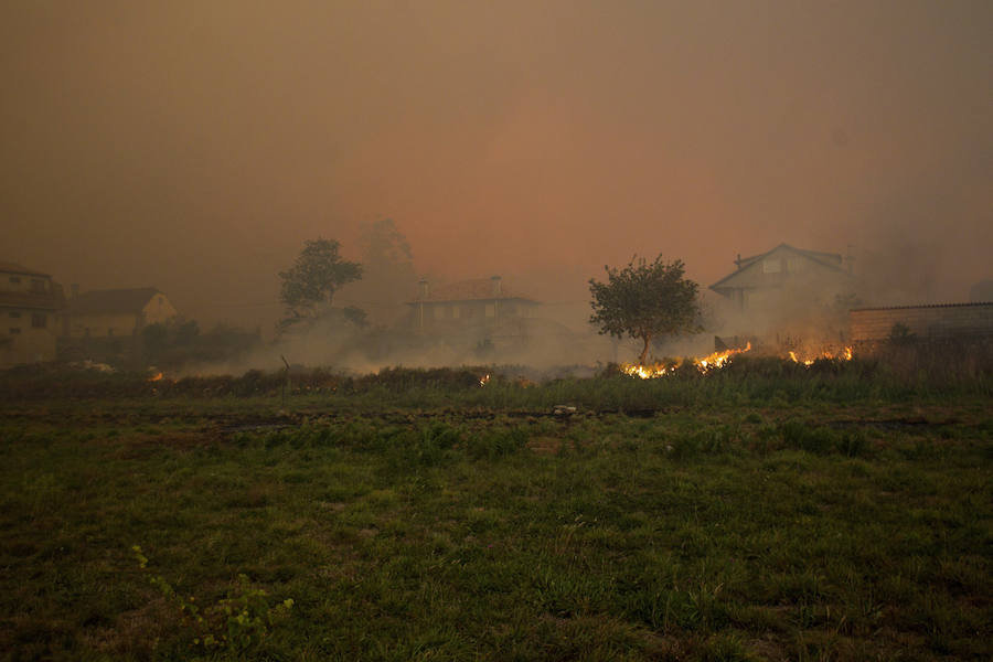 Las llamas avanzan sin control y amenazan casas en Pontevedra, Ourense y Lugo. Vecinos salen a la calle cargados de cubos para ayudar a los bomberos a sofocar las llamas