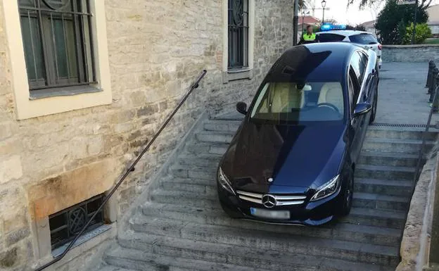 El vehículo ha llegado a descender siete escalones de las escaleras de San Bartolomé.