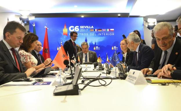 Zoido (c), durante la reunión del G6 en Sevilla.