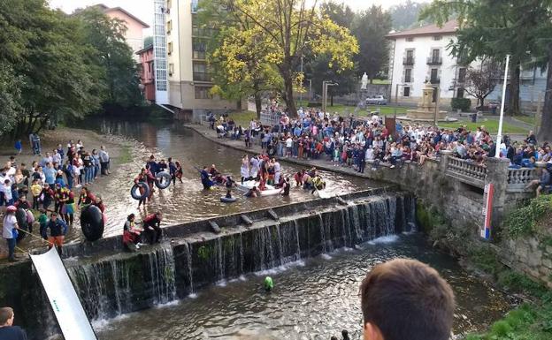 El Ayuntamiento eludió cualquier responsabilidad con respecto a la calidad del agua del Mañaria en la bajada del viernes. 