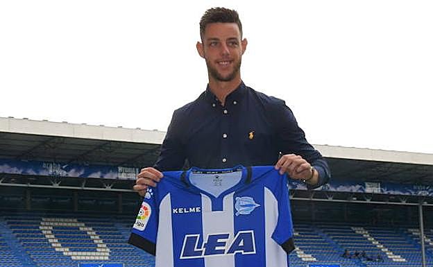 Burgui, durante se presentación como jugador alavesista. 