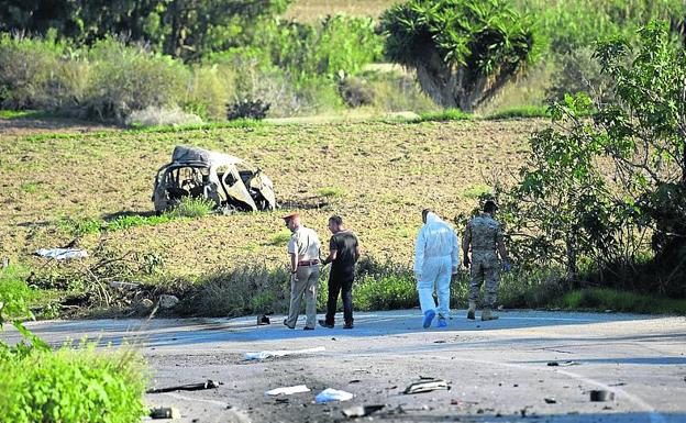 La bomba hizo volar el Peugeot 108 a un campo cercano.