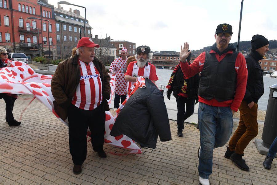 Los hinchas del conjunto rojiblanco pasean por la ciudad antes del partido de este jueves 