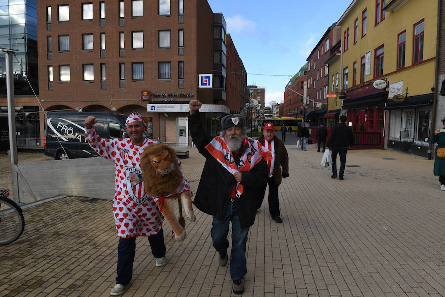 Los hinchas del conjunto rojiblanco pasean por la ciudad antes del partido de este jueves 