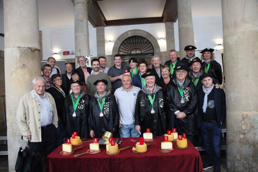 Uno de los dos quesos presentados por Jon Etxebarria y su esposa Puy Arrieta se ha proclamado ganador de la edición número 30 del certamen Campeón de Ordizia-Ordizia Txapeldun.