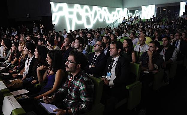 Cientos de personas pasaron a lo largo de todo el día por el Palacio Euskalduna de Bilbao para asistir a la variada oferta del B-Venture.