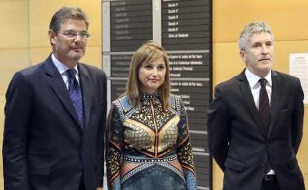 El ministro Rafael Catalá, junto con la consejera de vasca del ramo, María Jesús San José, y el juez Grande Marlaska.