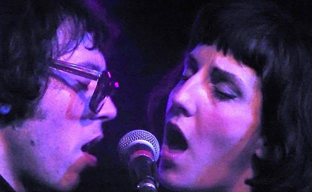 Romano y la teclista en el segundo bis.