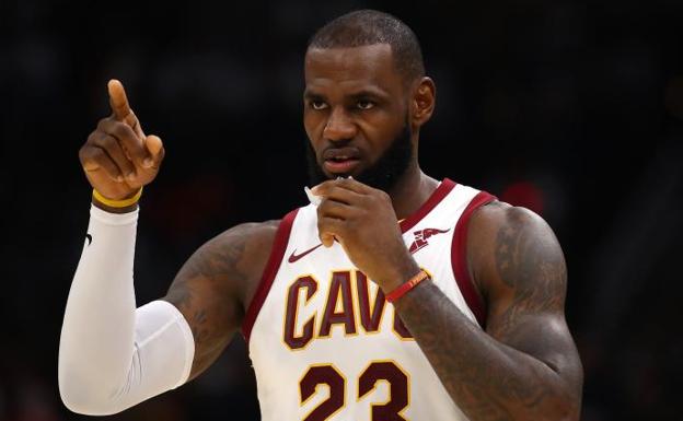 LeBron rozó el triple doble: 29 + 16+ 9. 