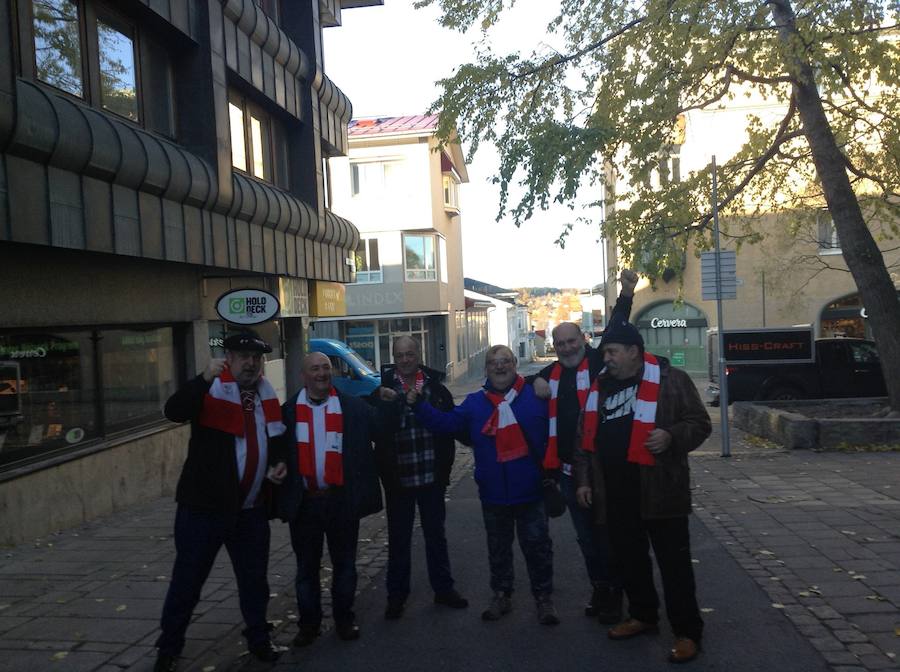 Los hinchas del conjunto rojiblanco pasean por la ciudad antes del partido de este jueves 