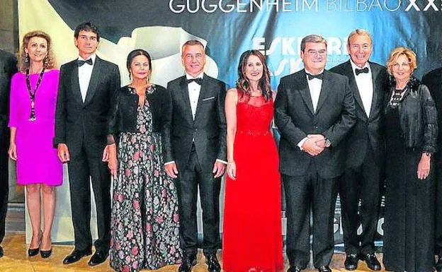 La cena de gala del XX aniversario del Guggenheim exigió a los hombres el uso de esmoquin.
