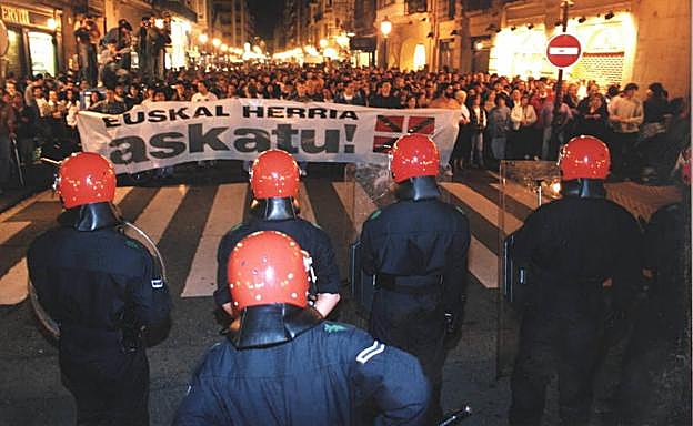 La Ertzaintza, frente a los simpatizantes de HB que se manifestaban ante los empleados del empresario secuestrao José María Aldaia.
