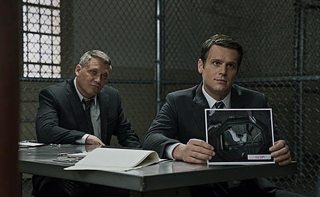 Jonathan Groff y Holt McCallany en una escena de 'Mindhunter'.