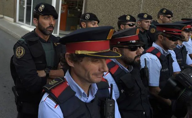Agentes de los Mossos delante de la Guardia Civil.