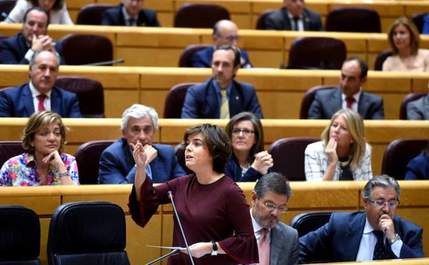 La vicepresidenta del gobierno Soraya Sáez de Santamaría durante su intervención durante el pleno celebrado el pasado día 10 en el Senado.