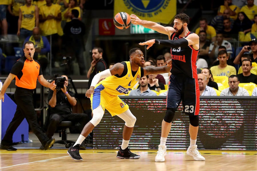 Shengelia pasa el balón en el partido de Tel Aviv. 