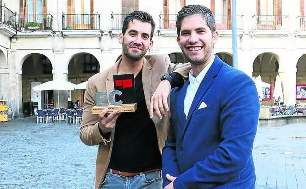 Víctor y David Mayoral posan con el trofeo que les acredita como 'Alaveses de septiembre'. 