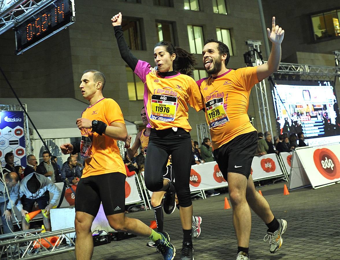 La octava edición de la 'Bilbao Night Marathon' reúne en la línea de salida a unos 11.500 corredores en sus tres distancias, de los cuales alrededor de un millar son extranjeros procedentes de 44 países de los cinco continentes.