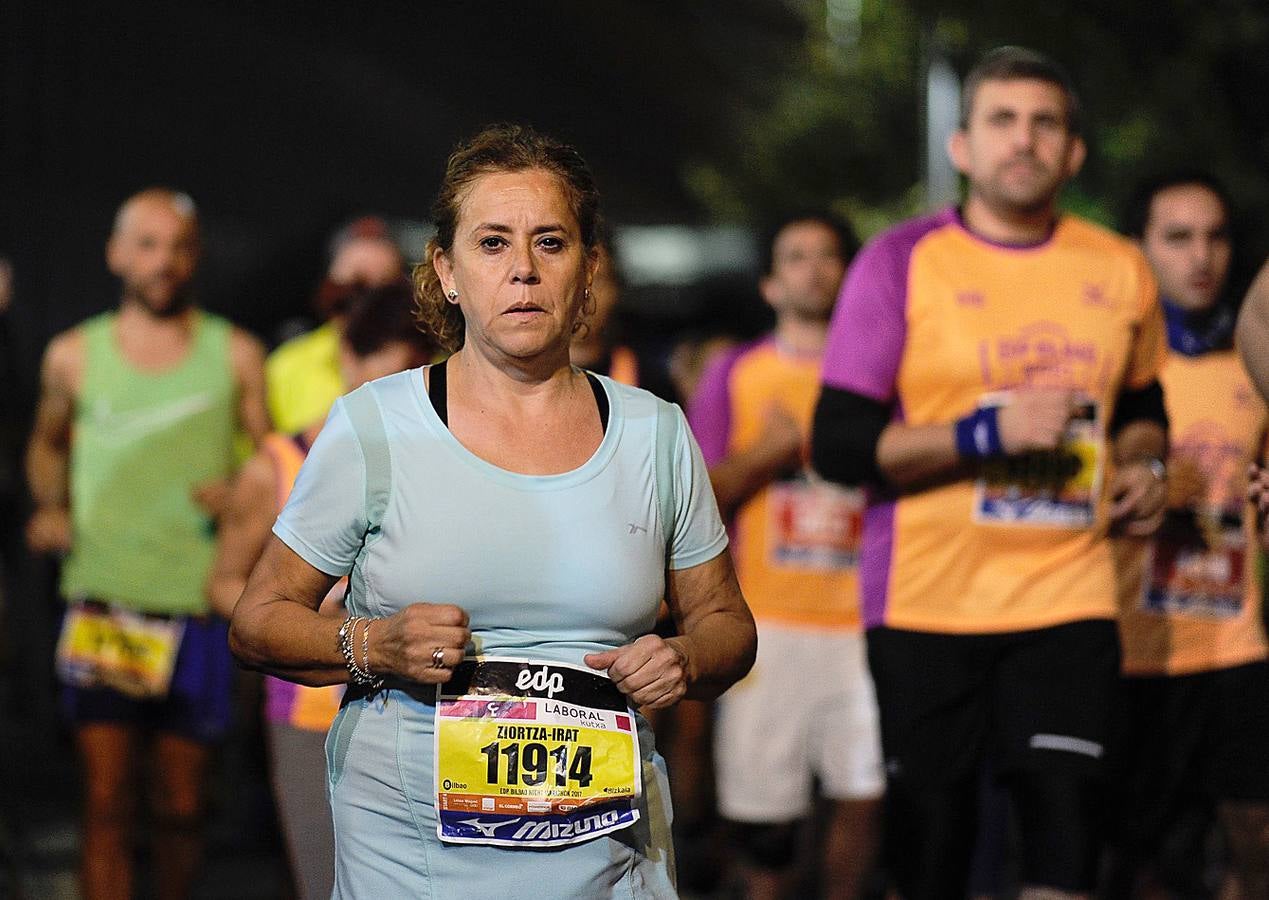 La octava edición de la 'Bilbao Night Marathon' reúne en la línea de salida a unos 11.500 corredores en sus tres distancias, de los cuales alrededor de un millar son extranjeros procedentes de 44 países de los cinco continentes.