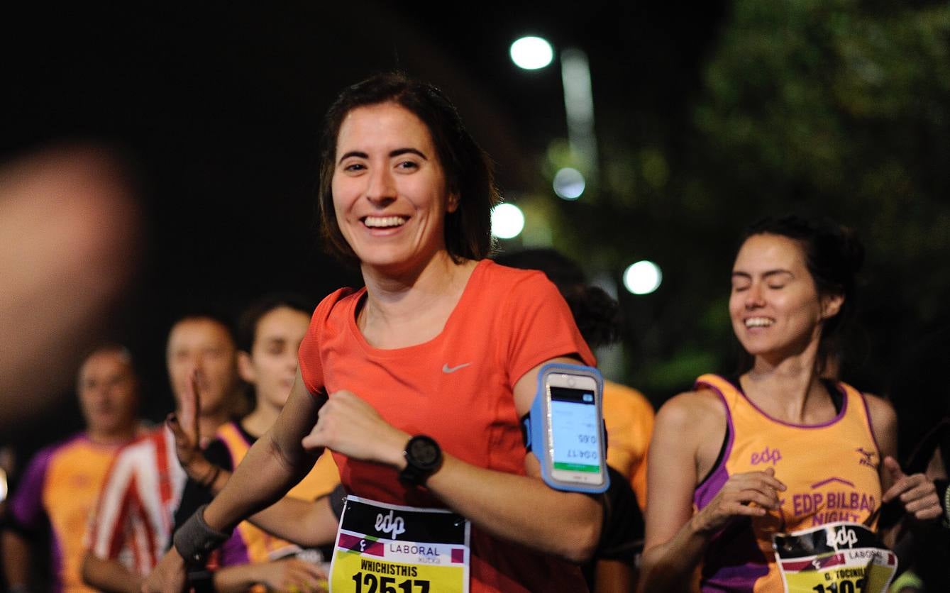 La octava edición de la 'Bilbao Night Marathon' reúne en la línea de salida a unos 11.500 corredores en sus tres distancias, de los cuales alrededor de un millar son extranjeros procedentes de 44 países de los cinco continentes.